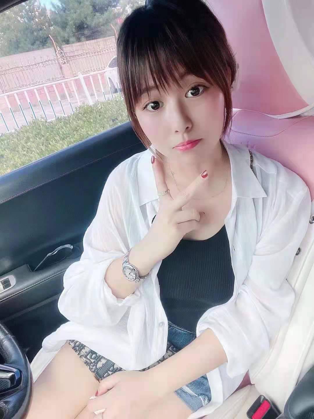 漂亮的小姐姐在家做兼职